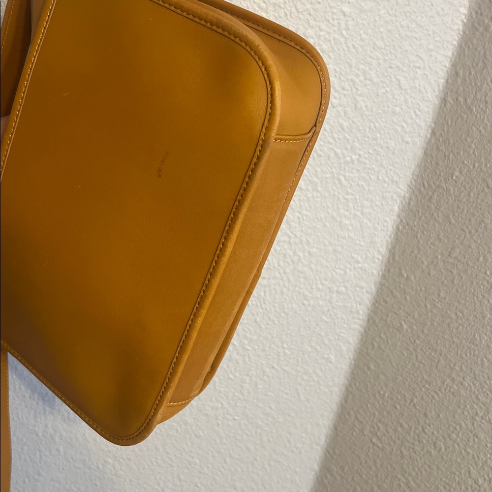 SOLD. 💛 COACH Butterscotch Glove-tanned Cowhide Leather Zippered Crossbody Bag! - Picture 8 of 9